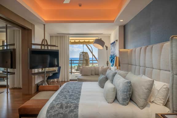 Beautiful Beachfront Penthouse with Infinity Pool