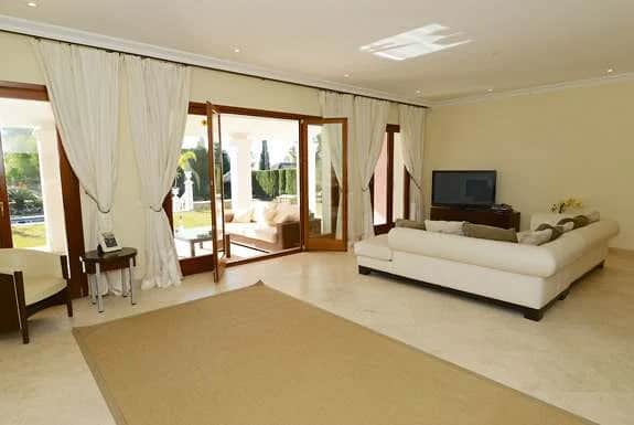 Elegant Villa Near Golf & Coast - Image 2