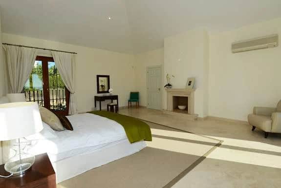 Elegant Villa Near Golf & Coast - Image 4