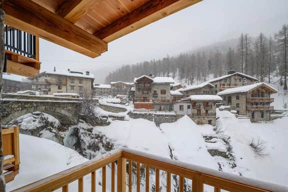 Luxury Alpine Chalet with Outdoor Jacuzzi - Image 5
