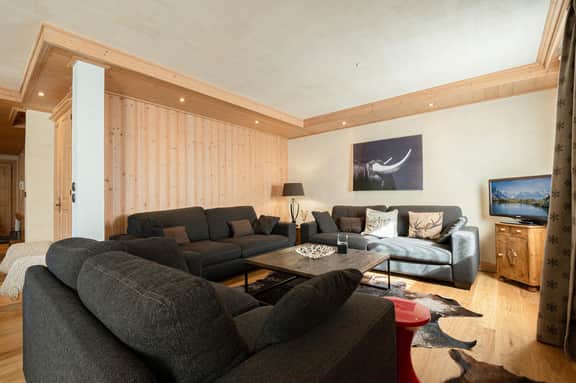 Scenic Mountain Apartment With Private Bathrooms