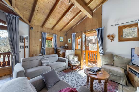 Family-friendly Chalet With Scenic Mountain Views