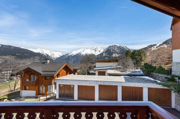 Family-friendly Chalet With Scenic Mountain Views