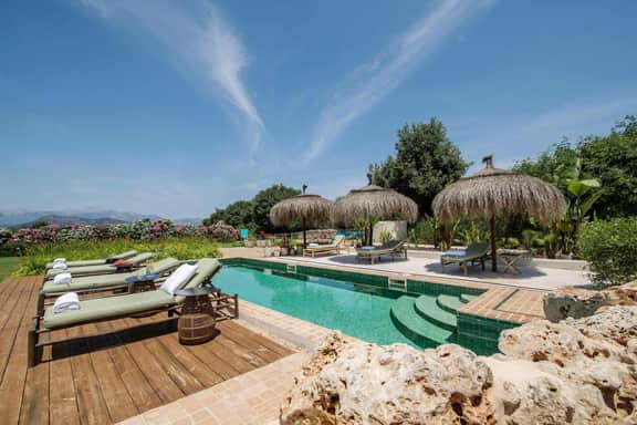 Luxurious Countryside Retreat With Infinity Pool View