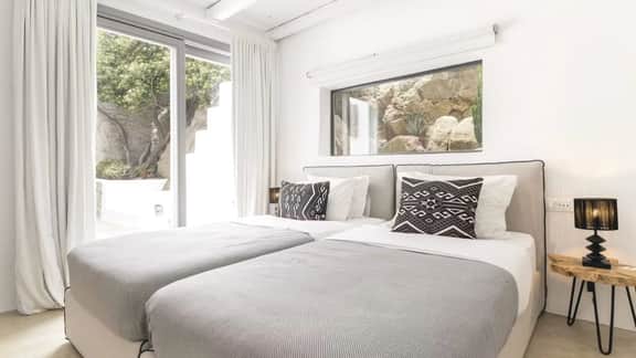 Beautiful Sea View Family Getaway - Image 3