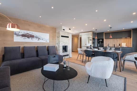 A Refined Four-bedroom Mountain Escape - Image 2
