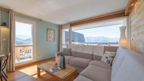Panoramic Mountain Views From Alpine Apartment - Image 4