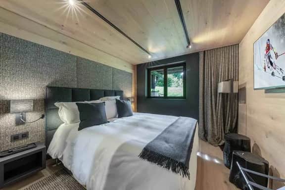Spacious Chalet With Fire Pit and Jacuzzi - Image 2