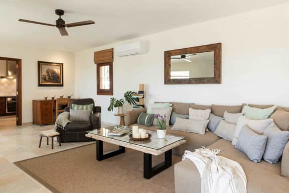 Refurbished Villa With Private Pool Views - Image 2