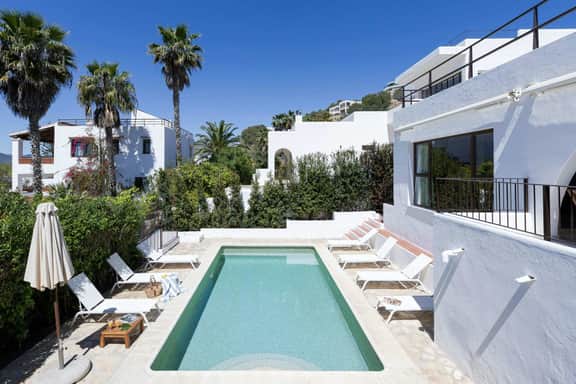 Refurbished Villa With Private Pool Views - Image 4