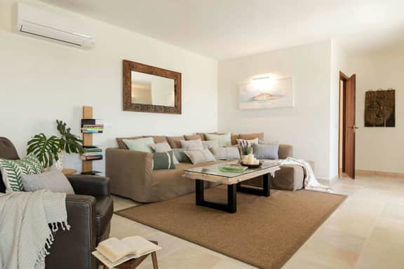 Refurbished Villa With Private Pool Views - Image 5
