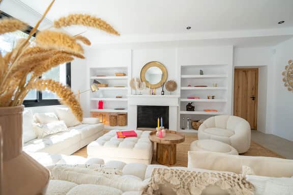 Spacious Villa Near Santa Eularia Coast - Image 2