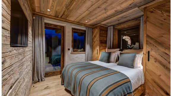 Elegant Ski Chalet with Mountain Views - Image 3