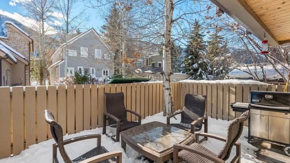Open Plan Living With Outdoor Patio - Image 4