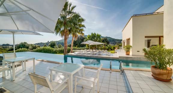 Countryside Retreat With Infinity Saltwater Pool - Image 3