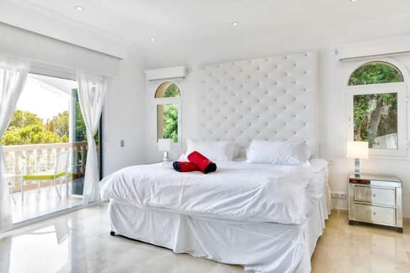 Spacious Coastal Villa With Outdoor Entertainment - Image 3