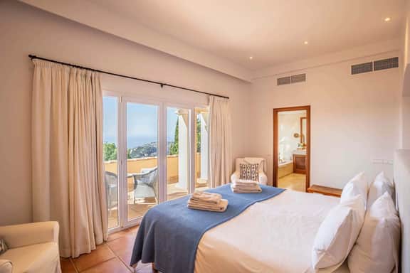 Spacious Mallorca Stay With Panoramic Views - Image 3