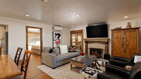 Three Bedroom Stay With Aspen Views - Image 2