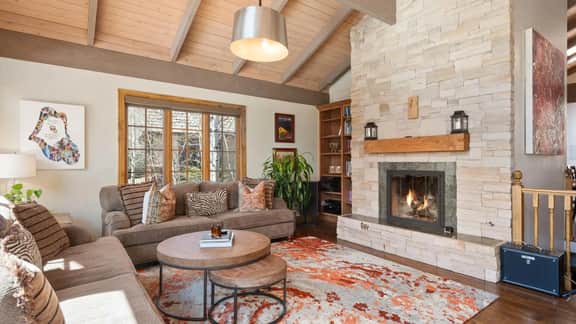 Four Bedroom Home With Spacious Decks - Image 5