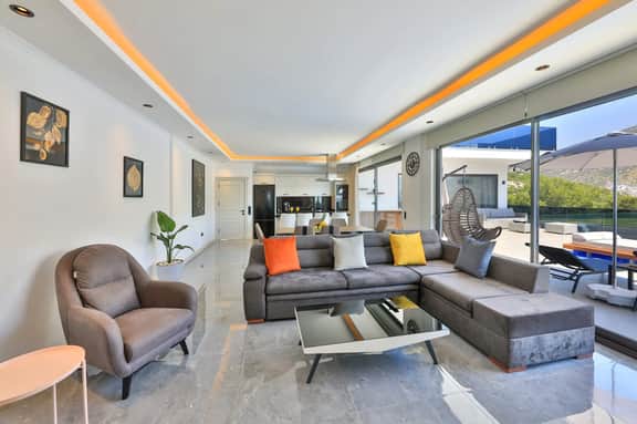 Contemporary Retreat With Jacuzzi and Seaviews - Image 5