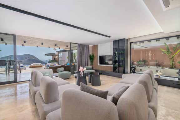 Elegant Sea View Villa With Sauna - Image 2