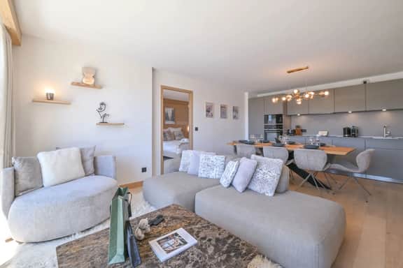 Luxury Apartment With Panoramic Mountain Views - Image 2