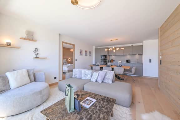 Luxury Apartment With Panoramic Mountain Views - Image 5