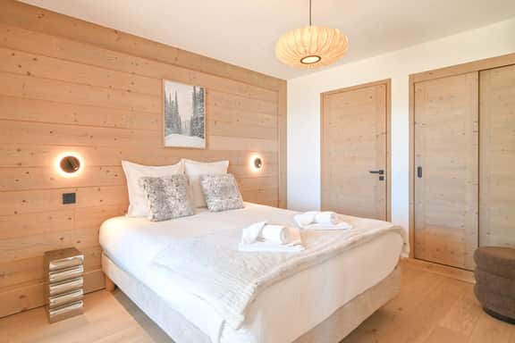 Luxury Apartment With Panoramic Mountain Views - Image 3