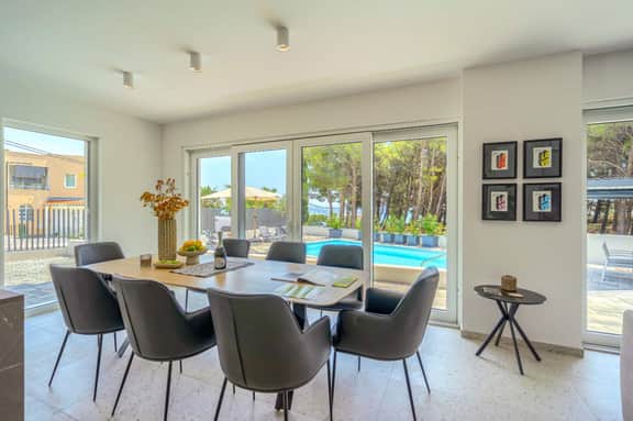 Spacious Retreat With Four Private Bathrooms - Image 4