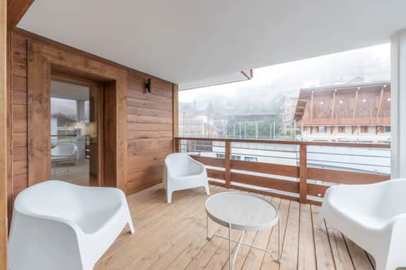 Spacious Apartment Near Ski Slopes - Image 3