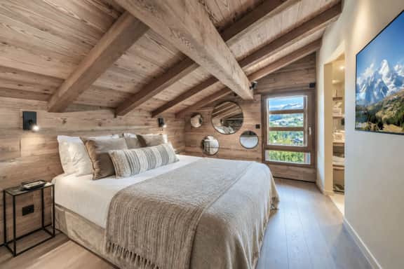 Luxury Alpine Stay With Indoor Jacuzzi - Image 3