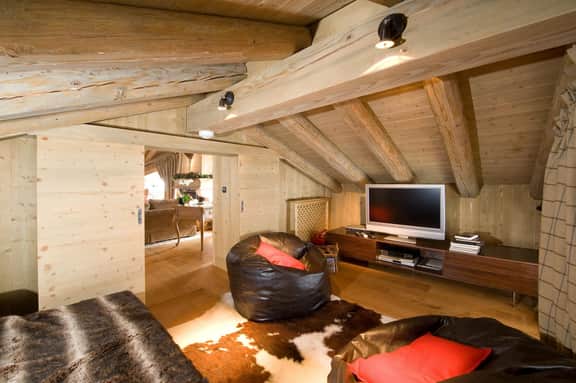 Charming Mountain Retreat with Private Jacuzzi - Image 5