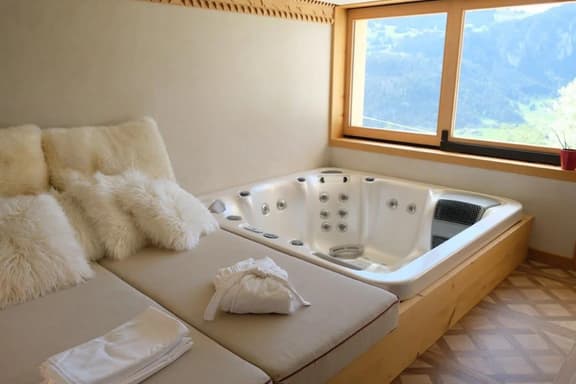Luxury Chalet with Spa and stunning views !