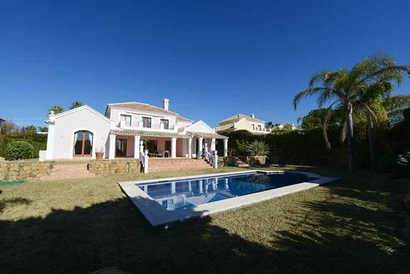 Elegant Villa Near Golf & Coast - Image 1