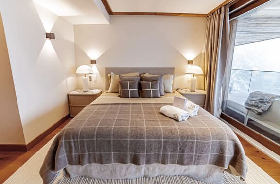 Luxury 2BR Mountain View Apartment with Balcony - Image 1