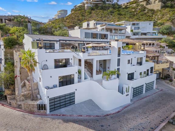 Spacious Luxury Villa With Eight Suites - Image 1