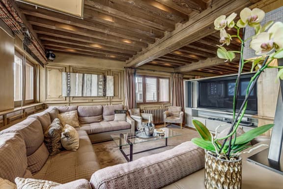 Luxury Chalet With Stunning Mountain Views - Image 1