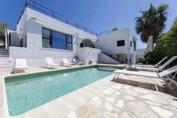 Refurbished Villa With Private Pool Views - Image 1